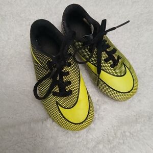 Kids Nike JR Bravata II FG  Soccer Cleats Youth Size 10c, Color yellow/black